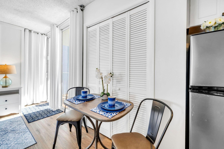 Dining, Long Beach Resort 1-1300e, Bay