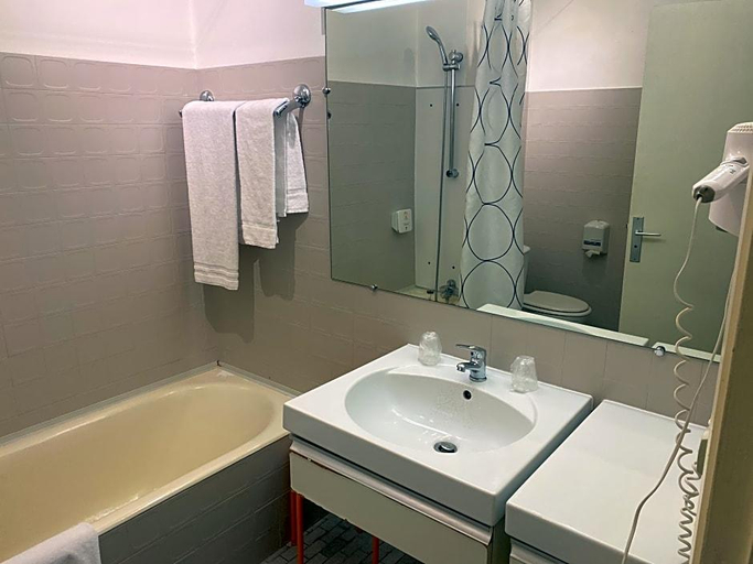 Bathroom 3, Adonis Lyon Est Hotel Artys, Rhône