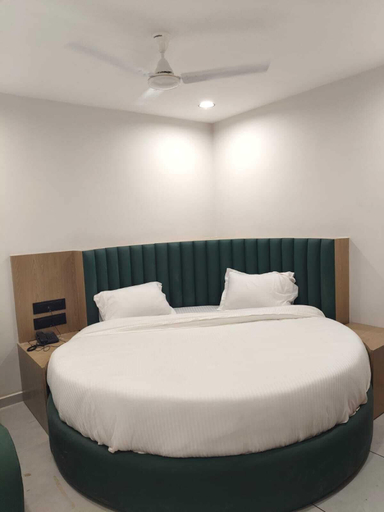 Room 2, hotel shiva inn, Ahmadabad