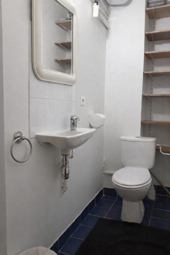 Bathroom 4, Residence du Lion d'Or Louvre, Paris
