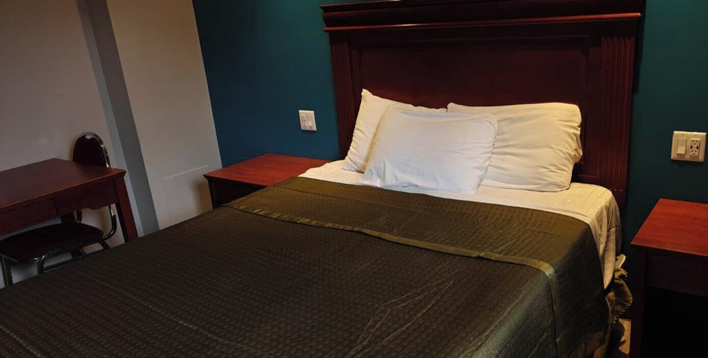 Bedroom 3, Queensway Motel, Toronto