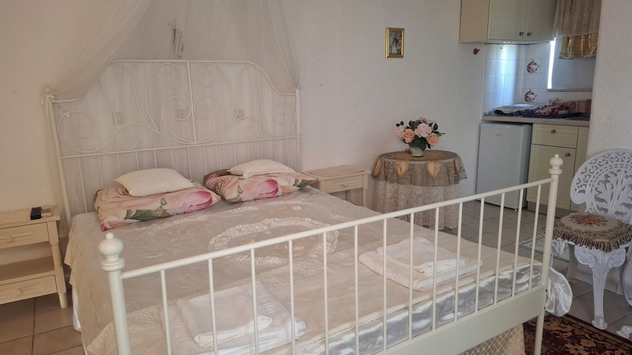 Bedroom 2, Castellino Studios, South Aegean
