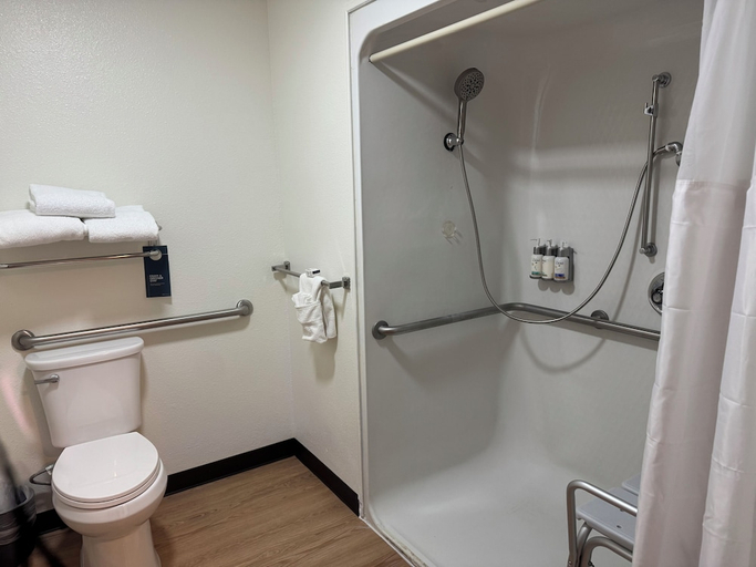 Bathroom 5, Garner Hotel Missoula Southwest by IHG, Missoula