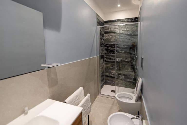 Bathroom 2, Suites Gaudioso Napoli Center, Napoli