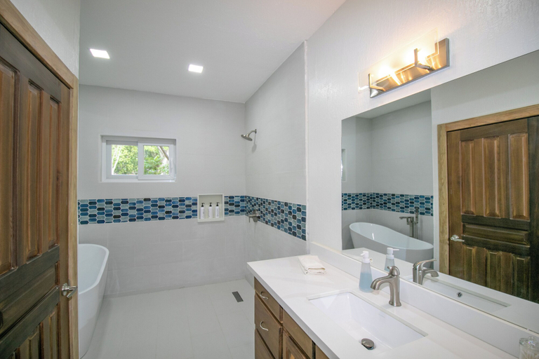 Bathroom 4, Luna Beach, Roatán