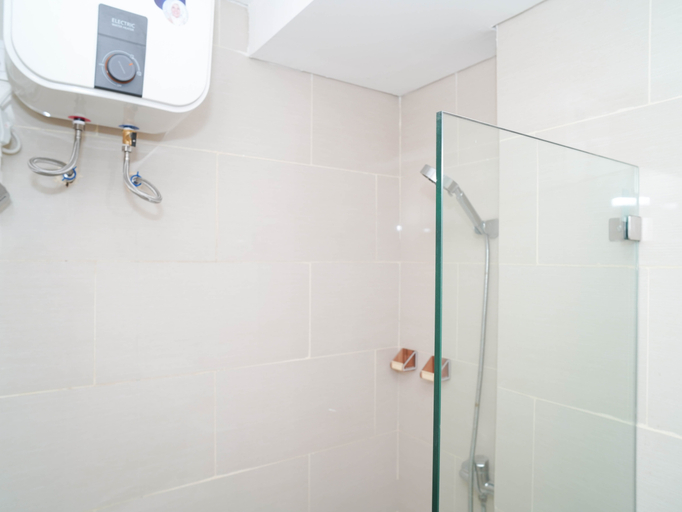 Bathroom 3, Functional and Restful Studio at Apartment Daan Mogot City By Travelio, Jakarta Barat