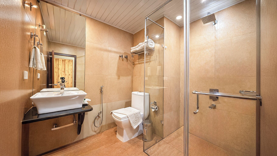 Bathroom 4, Yashshree Jai Hotel & Banquet, Darjiling