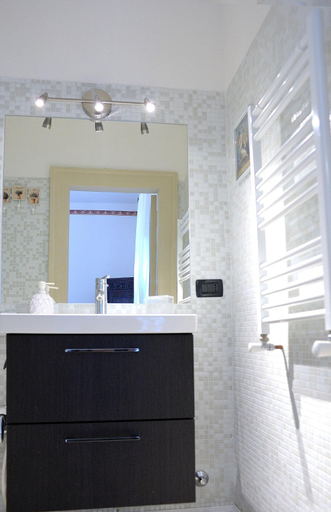 Bathroom 5, Aquarius Inn, Rome