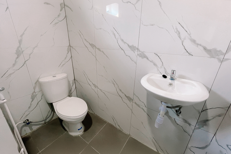 Bathroom 5, Doni Guest House by Staigo, Samosir