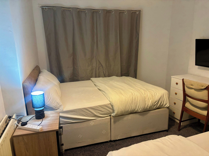 Room 2, Ensuite Family Room in Dudley, Sandwell