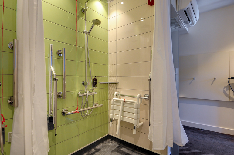 Bathroom 5, hub by Premier Inn London Farringdon - Old Bailey, London
