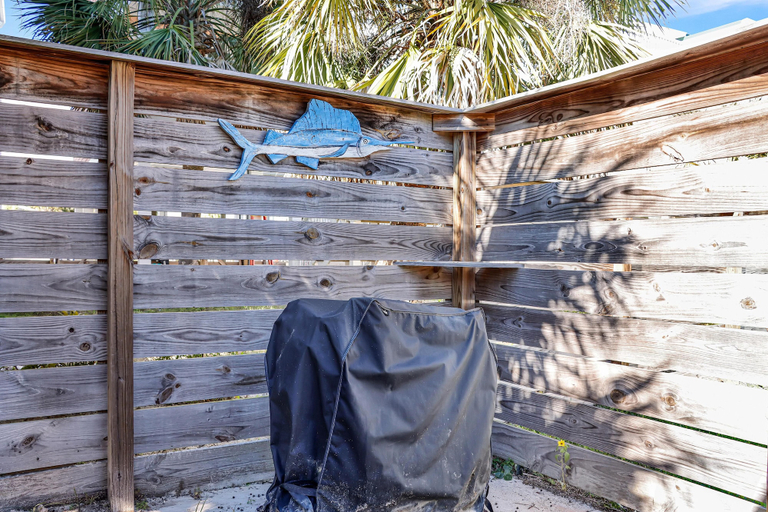 Property grounds 5, 40th Street Cottage, Bay
