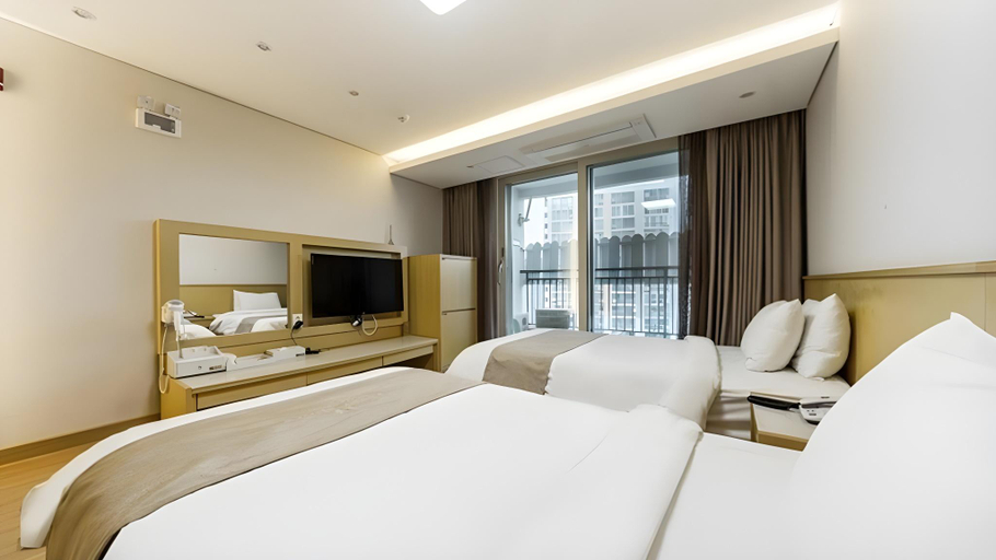 Bedroom 3, Yeosu Noble Hotel , Yeosu