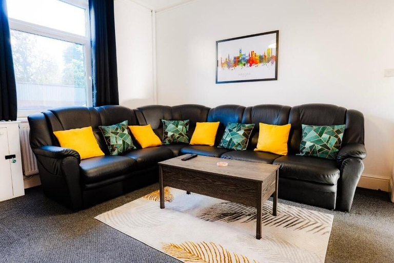 Living area 4, Gloucester-4 Bed Home for Work & Leisure, Gloucestershire