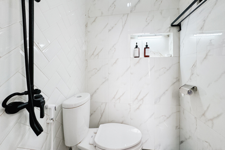 Bathroom 5, Glamping Bahagia Sekipan Tawangmangu Mitra RedDoorz, Karanganyar