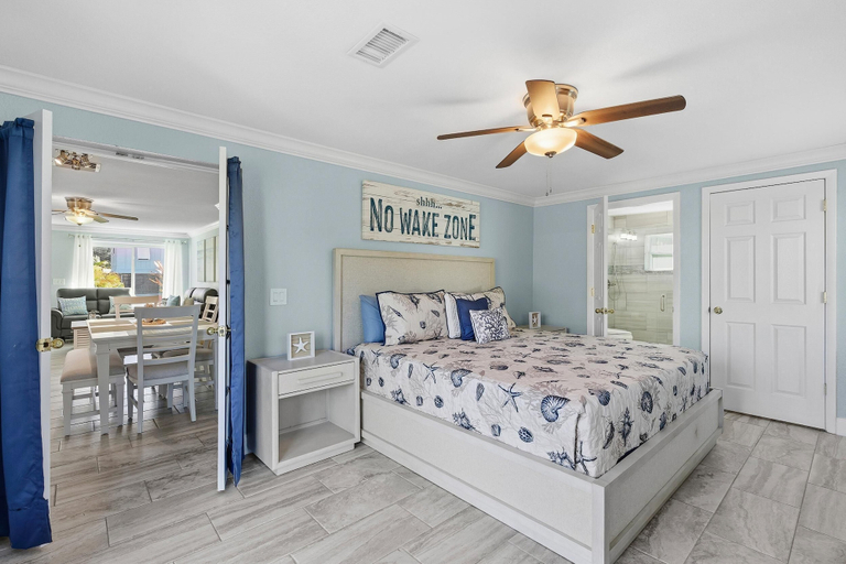 Room 1, La Maison Bleue, Volusia