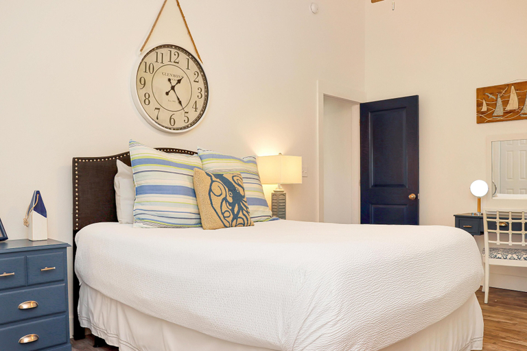 Room 2, 40th Street Cottage, Bay