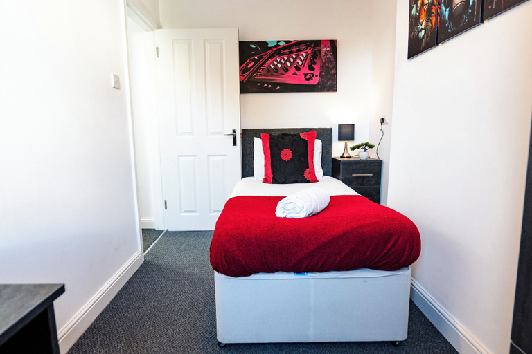 Room 5, Gloucester-4 Bed Home for Work & Leisure, Gloucestershire