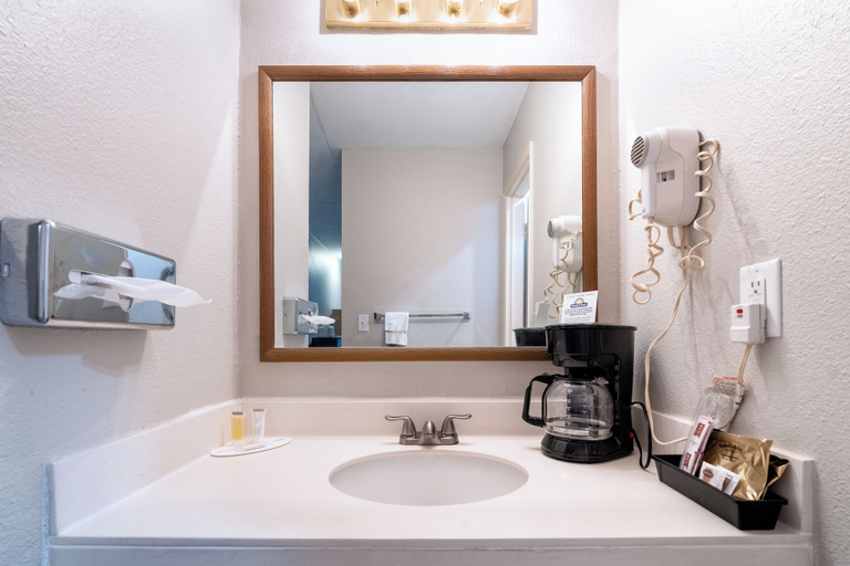 Bathroom 4, Days Inn By Wyndham Burns, Harney