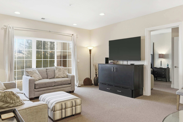 Living area 2, Branson Hills Luxury Condo, Taney