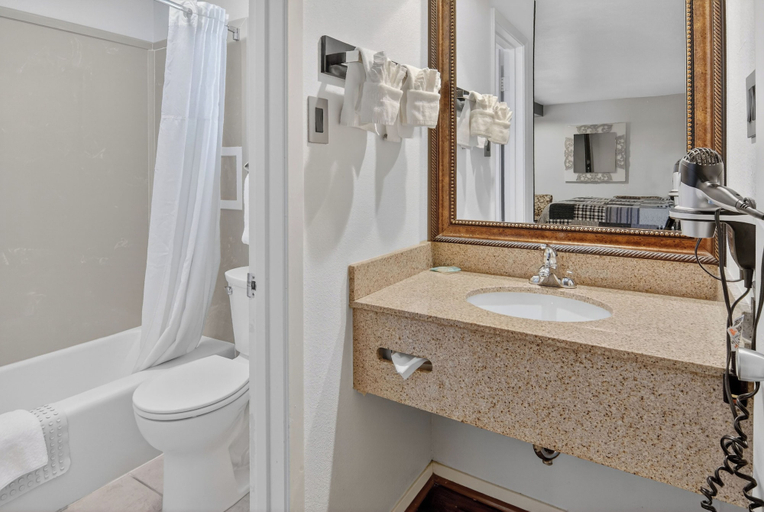 Bathroom 4, 12 Oaks Hotel, Smith
