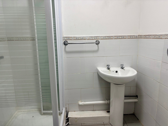 Bathroom 5, Ensuite Family Room in Dudley, Sandwell