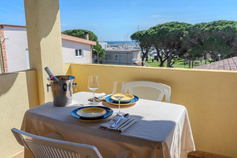 Outdoor dining, Yaya, Nuoro