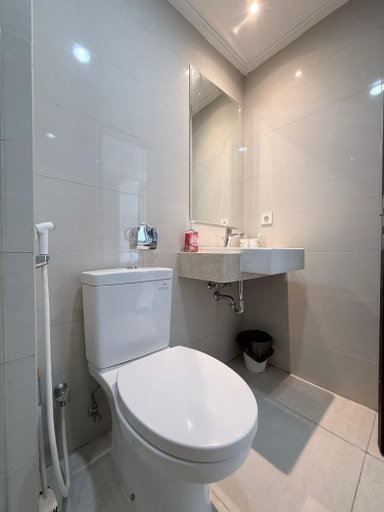 Bathroom 5, Green Sedayu Apartment Suite Garden View by Ellison, West Jakarta