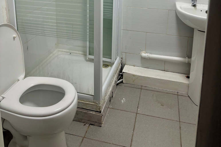 Bathroom 4, Ensuite Family Room in Dudley, Sandwell
