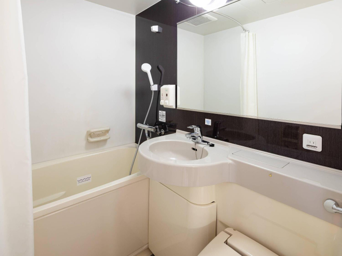 bathroom 13