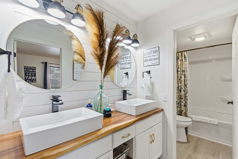 Bathroom 5, Ashley's Forgetaway For 4, Taney