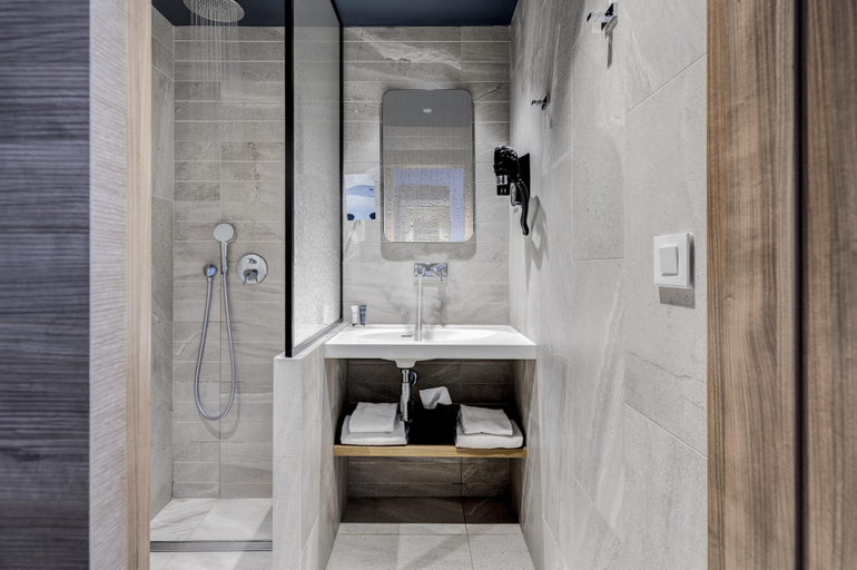 Bathroom 3, Kyriad Lyon Ouest - Limonest, Rhône