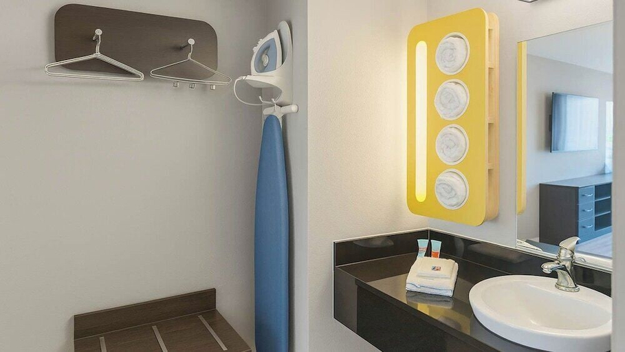 Bathroom 4, Motel 6 Anaheim Maingate, Orange