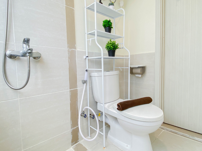 Bathroom 4, Good Space and Restful 2BR at Apartment Meikarta By Travelio, Cikarang