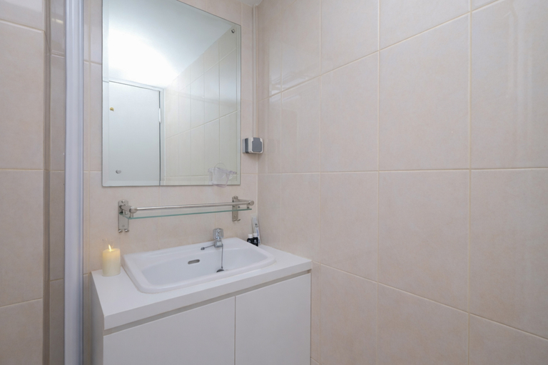 Bathroom 3, Serene Studio with City View at Springlake Summarecon Bekasi Apartment By Travelio, Bekasi