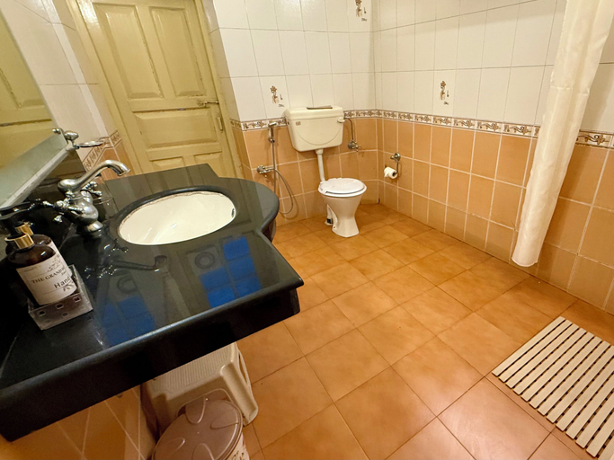 Bathroom 2, The Grand Hotel Nainital, Nainital