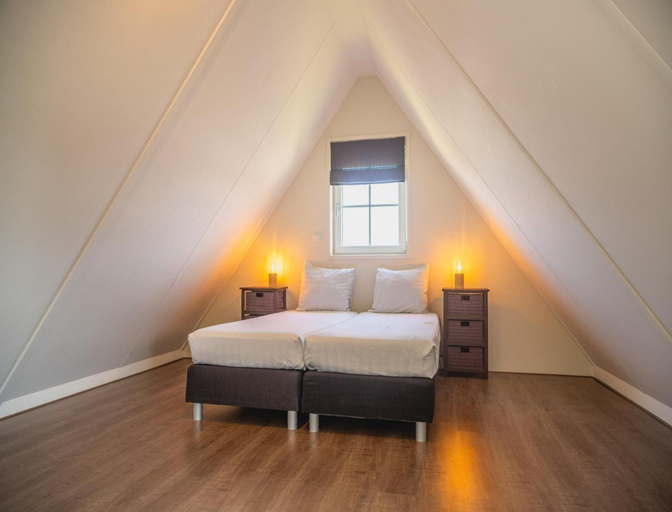 Room 5, Holiday Home in Zaanse Style With Garden, Graft-De Rijp