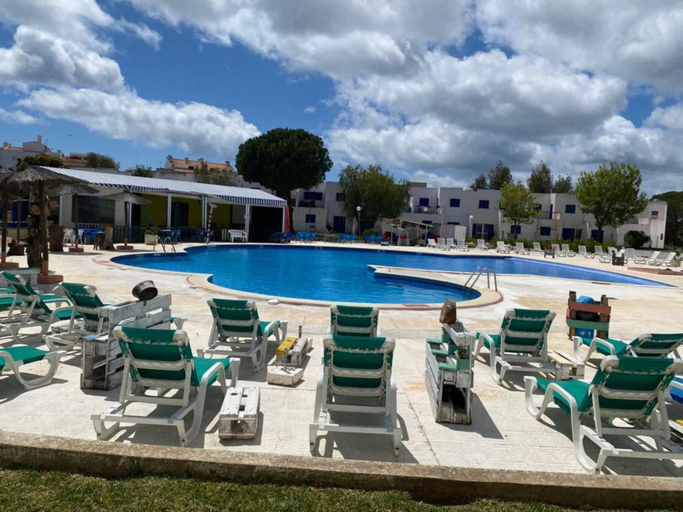 Room 4, Nice Terrace and Pool Alvor Flat, Portimão