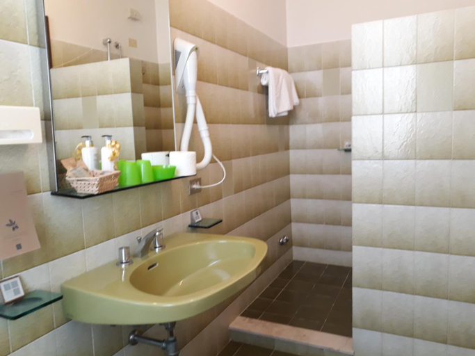 Bathroom 4, Hotel Chiara, Brescia