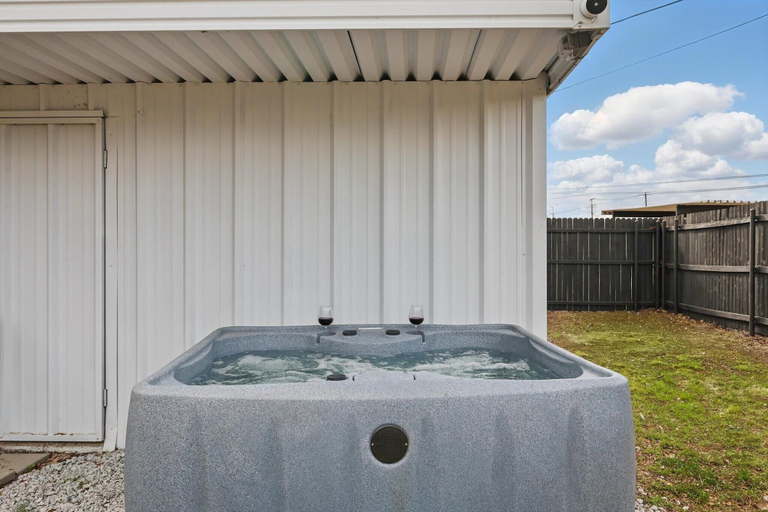 Interior 4, Modern 2BR Unit Hot Tub Outdoor Lounge, Tarrant
