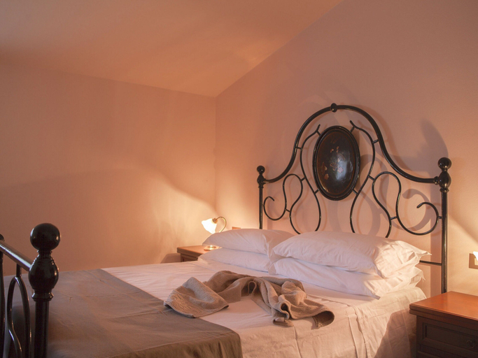 Room 2, Cozy Farmhouse With Pool, Arezzo