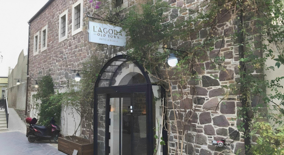 Exterior & Views