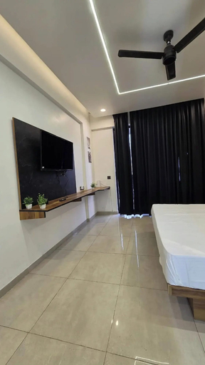 Room 4, Omex Hazratganj, Lucknow