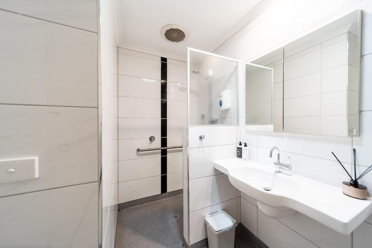 Bathroom 4, The Gatta Inn, Towong - Pt A