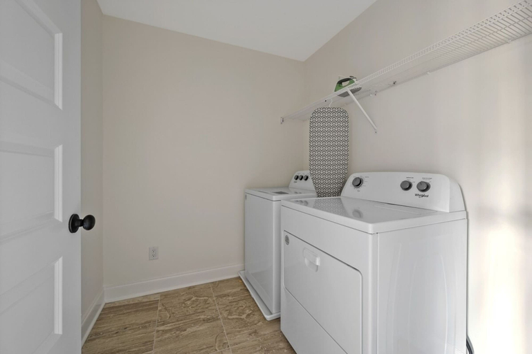 Room 5, 1 King 2 Queens Garage Yard Washer Dryer, Davidson
