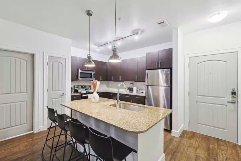 Private kitchen 3, Chic and Stylish 2B near Legacy West, Collin