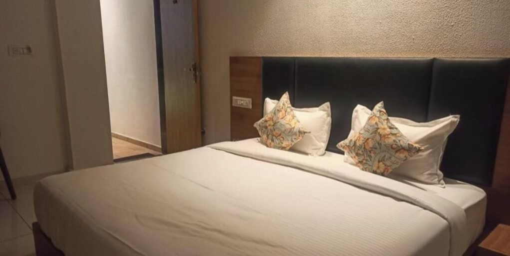 Room 2, Royal Home Stay, Narmada