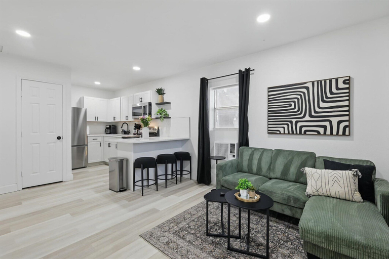 Interior 5, Modern 2BR Unit Hot Tub Outdoor Lounge, Tarrant