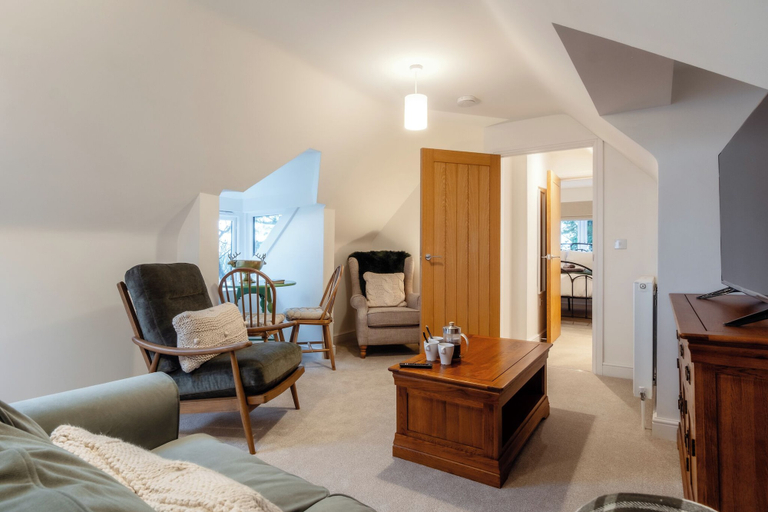 Living area 2, Beautiful 2 Bedroom Apartment in Malvern, Worcestershire