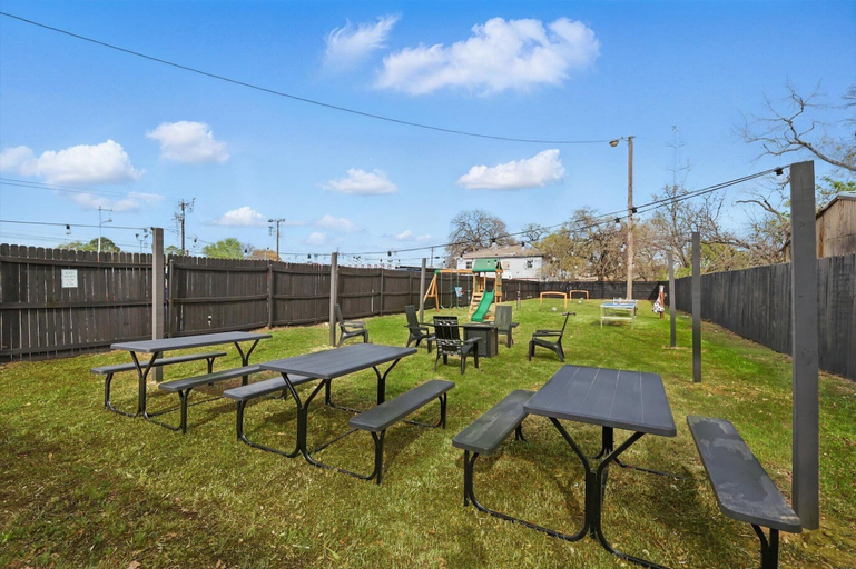 Interior 3, Modern 2BR Unit Hot Tub Outdoor Lounge, Tarrant